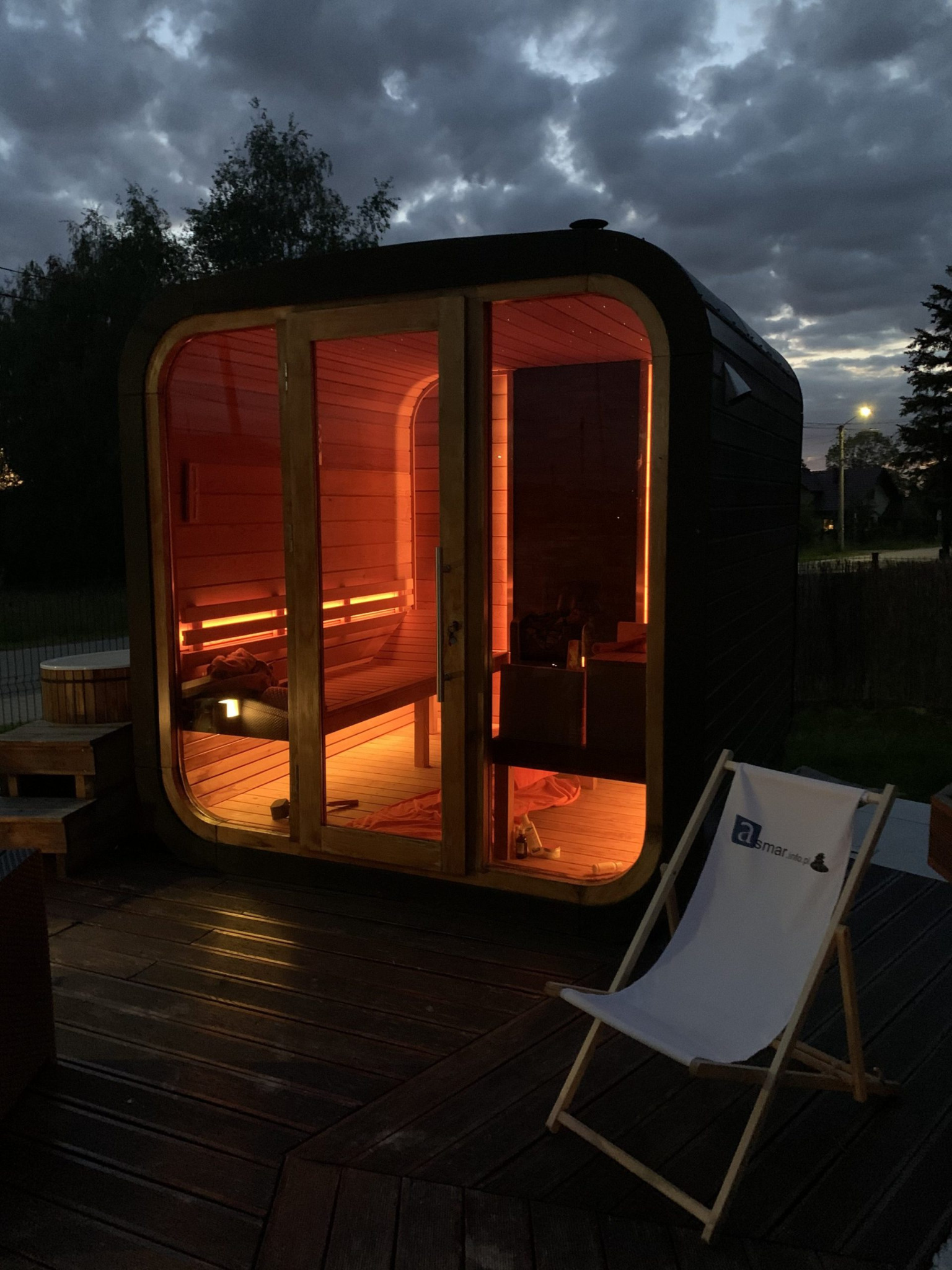 sauna ogrodowa przeszklona z piecem na drewno