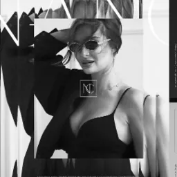 Czarno-biała kompozycja graficzna z kobietą w okularach i logo Nano Clinic, sugerująca usługi z zakresu beauty, takie jak laser i botoks.