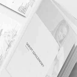 Patryk Markowski - markovsky.co - Biały skrypt szkoleniowy REMOVER PML marki Kadłubowska Beauty & Academy, otwarty na stronie z wizerunkiem kobiety, leży obok wizytówki firmy.