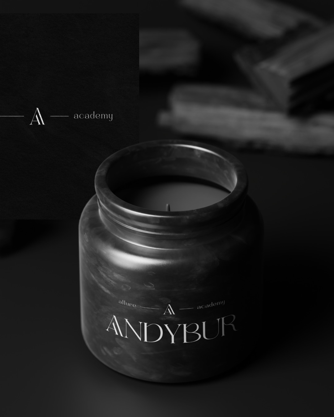 Czarno-białe zdjęcie świecy w marmurkowym pojemniku z logo 'Andybur' i elementami identyfikacji wizualnej 'Allure Academy' w tle, drewniane elementy w tle