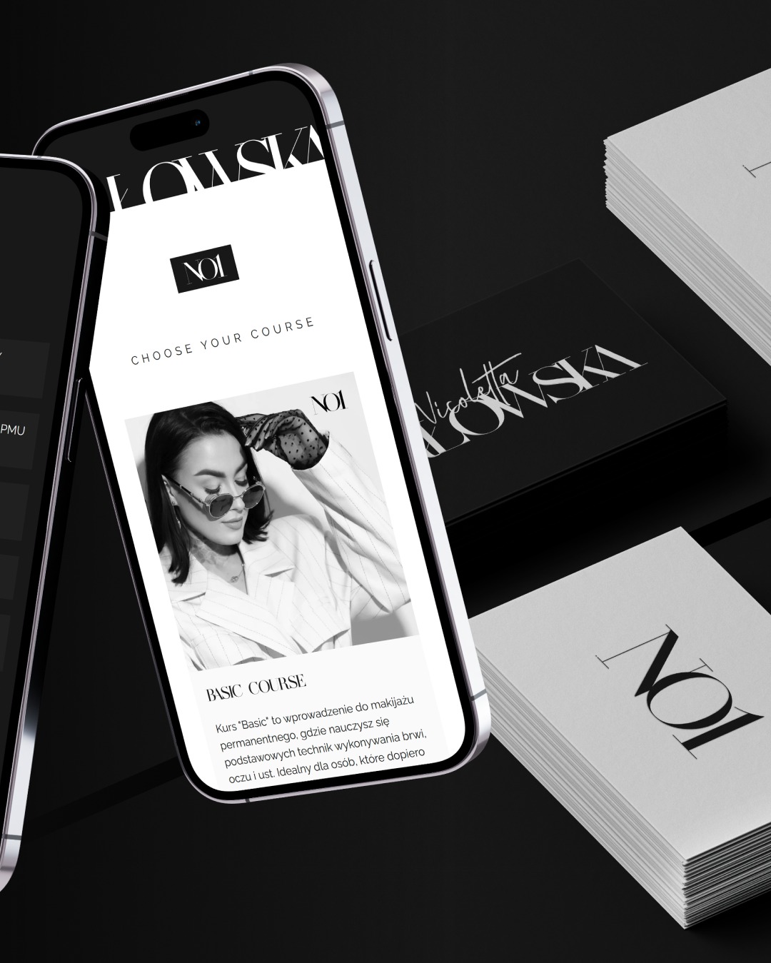 Ekran smartfona prezentuje stronę z kursem makijażu permanentnego, obok wizytówki i karty z logo w czarno-białej tonacji, minimalistyczny design.