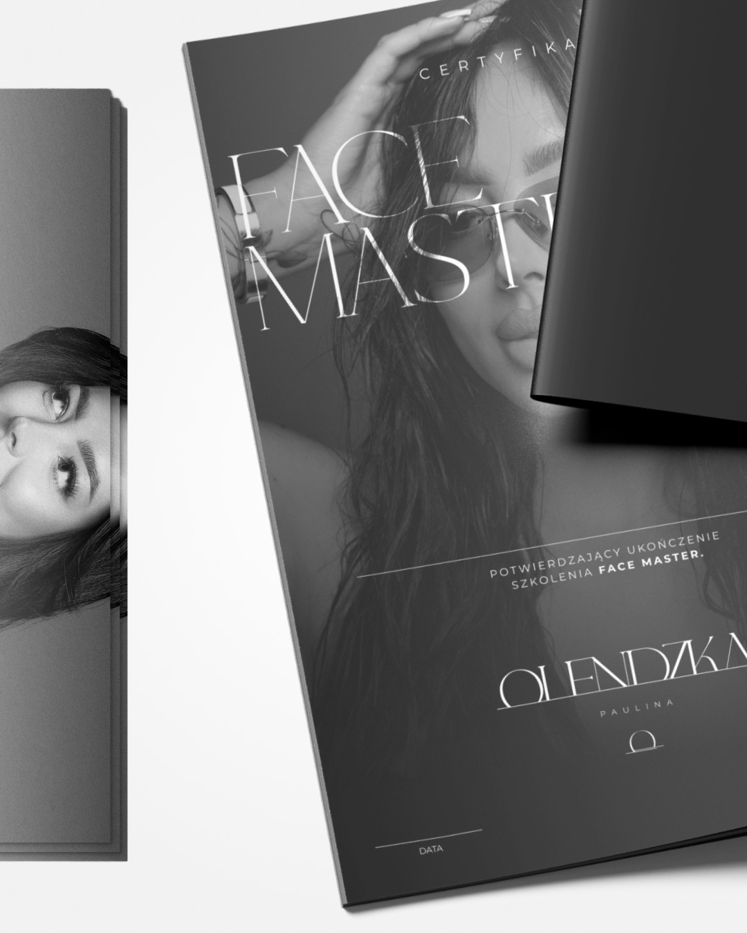 Czarno-białe zdjęcie certyfikatu ukończenia szkolenia Face Master z wizerunkiem kobiety w okularach, leżącego na białym tle obok innych dokumentów.