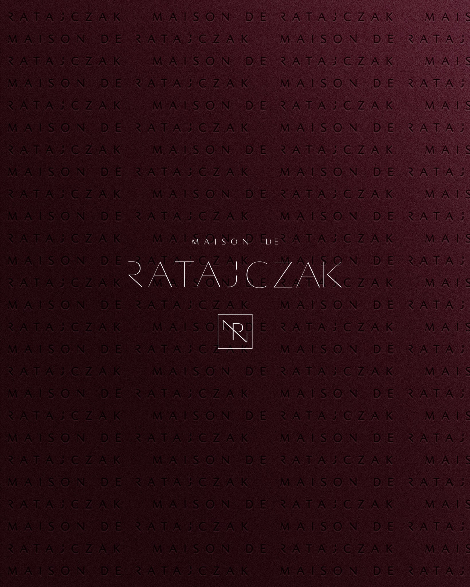 Abstrakcyjne tło w odcieniach bordo z subtelnym, powtarzalnym wzorem nazwiska i logo w centrum, tworzące elegancki i nowoczesny branding.