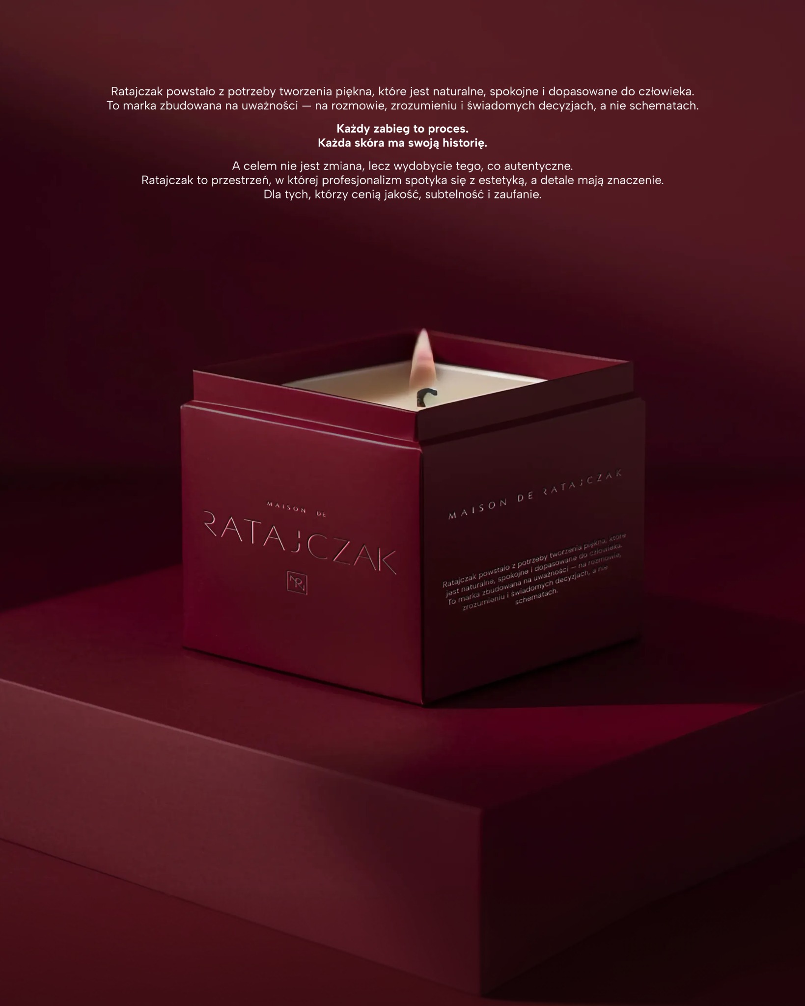 Elegancka, bordowa świeca zapachowa Maison de Ratajczak w pudełku, z widocznym płomieniem i tekstem o tworzeniu piękna, naturalności i dbałości o detale.
