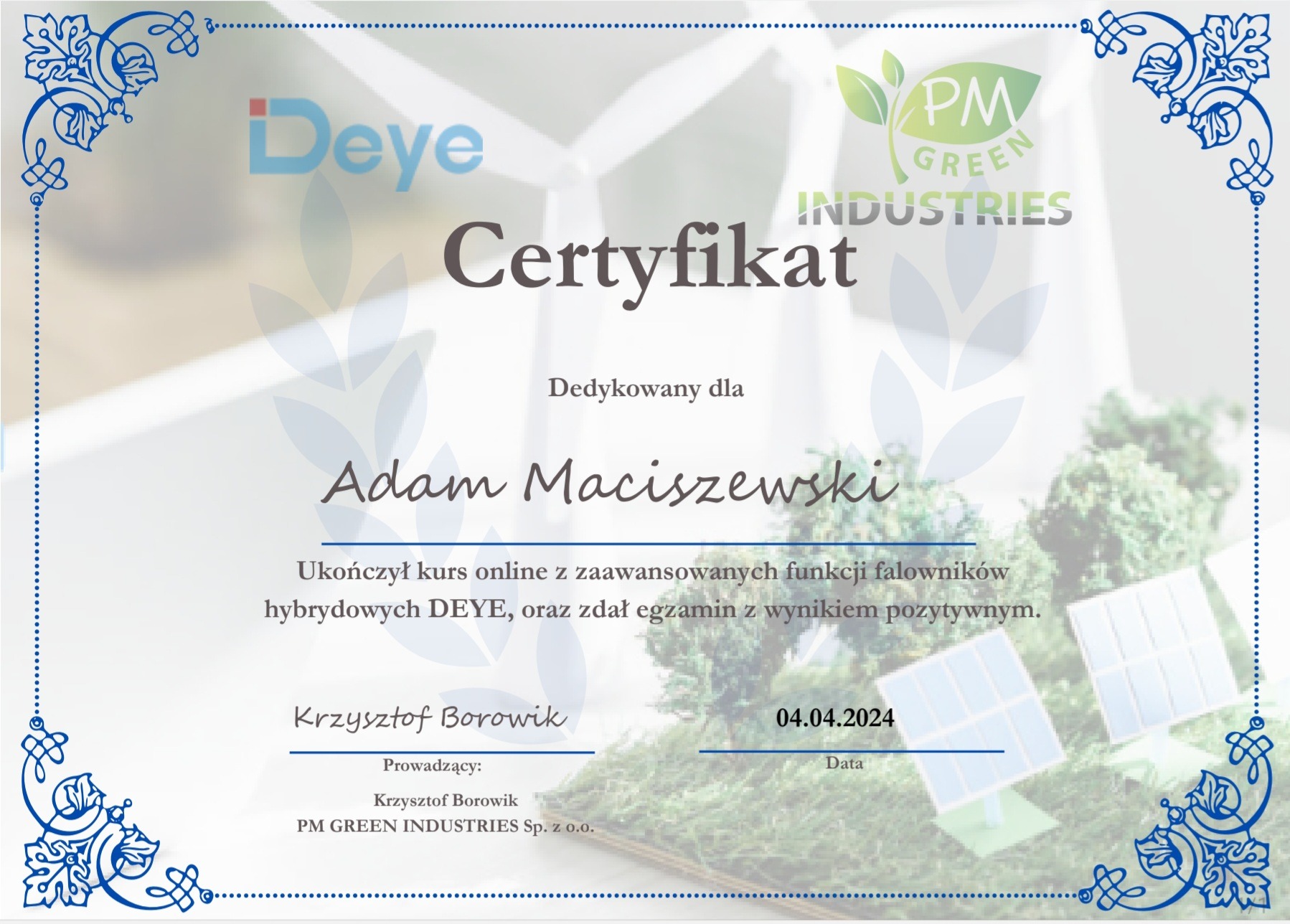 Skan certyfikatu ukończenia kursu online z zaawansowanych funkcji falowników hybrydowych DEYE dla Adama Maciszewskiego, z logo Deye i PM Green Industries, ozdobiony motywami roślinnymi...