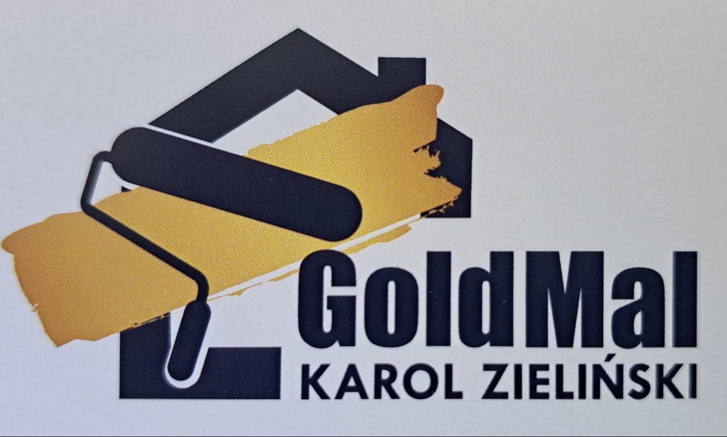 Logo firmy GoldMal Karol Zieliński z motywem malarskim: czarny kontur domu i wałek malarski rozprowadzający złotą farbę.