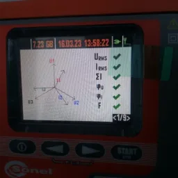 Ekran miernika Sonel wyświetlający parametry elektryczne, w tym napięcie (U) i prąd (I) w trzech fazach (U1, U2, U3, I1, I2, I3) oraz wartości skuteczne napięcia i prądu (URMS, IRMS), data...