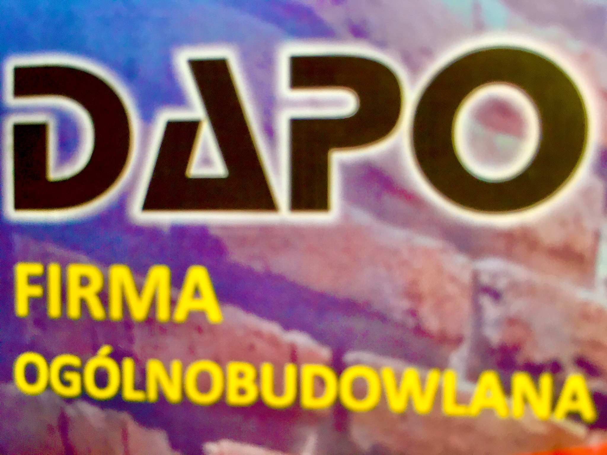 Logo firmy ogólnobudowlanej DAPO z rozmytym tłem imitującym cegły.
