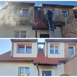 SEM - Dwuczęściowe ujęcie domu przed i po czyszczeniu elewacji. Na górze pracownik na drabinie myje dach. Na dole widok po umyciu, ukazujący odświeżony wygląd.