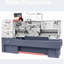 Nowoczesna tokarka uniwersalna marki Cormak, widok z przodu, szaro-biała kolorystyka, z wyświetlaczem i elementami sterującymi, na szarej podstawie z czerwoną listwą zabezpieczającą.