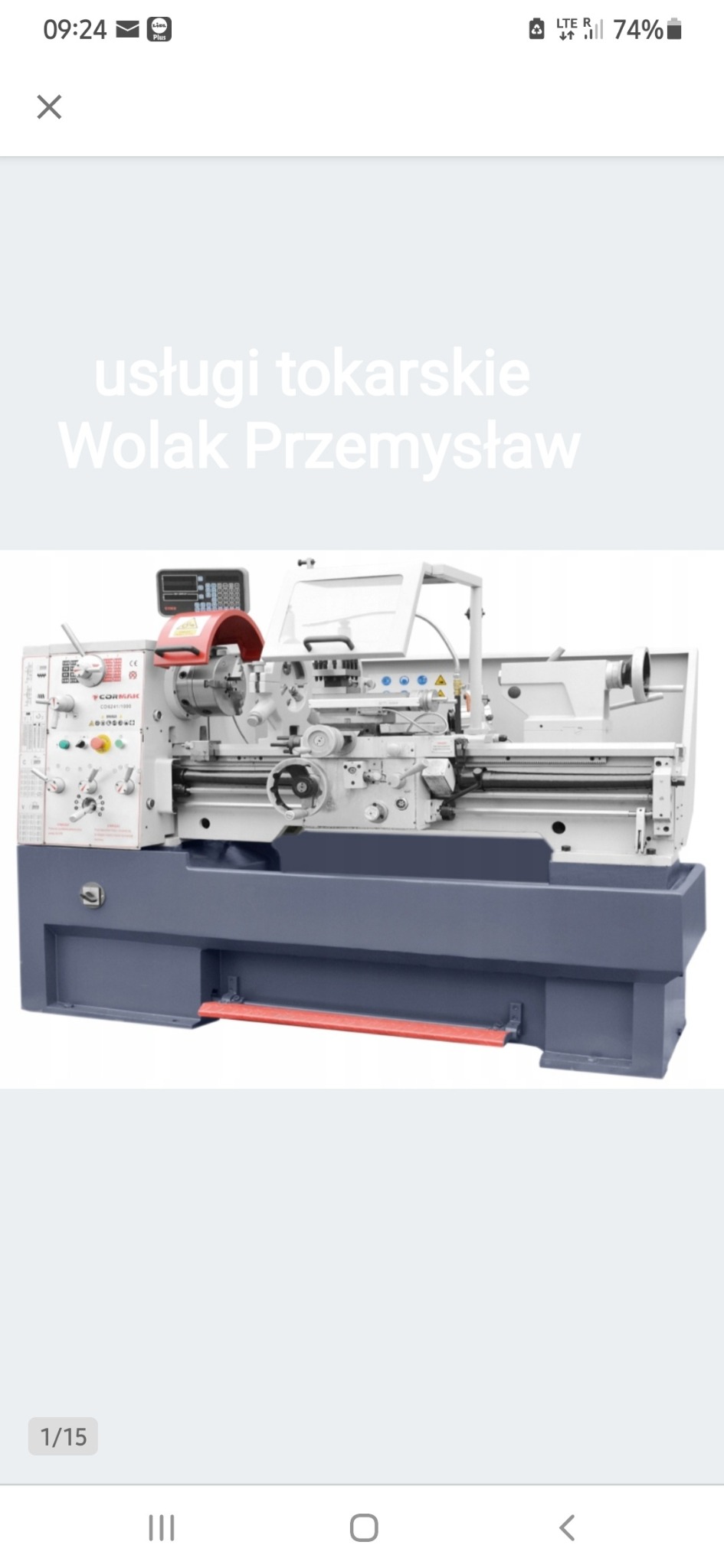 Nowoczesna tokarka uniwersalna marki Cormak, widok z przodu, szaro-biała kolorystyka, z wyświetlaczem i elementami sterującymi, na szarej podstawie z czerwoną listwą zabezpieczającą.