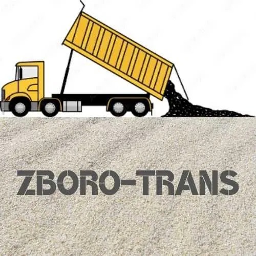 Grafika przedstawia żółtą ciężarówkę wyładowującą czarny materiał na jasną, piaszczystą powierzchnię. Na pierwszym planie widoczny napis 'ZBORO-TRANS'. Usługa transportowa dostępna w Krakowie.