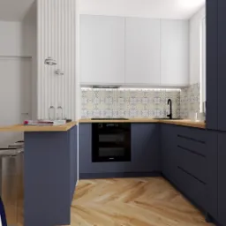 Wizualizacja kuchni w odcieniach granatu i bieli z drewnianym blatem, wzorzystymi płytkami nad blatem i podłogą ułożoną w jodełkę francuską. Widoczne dwa białe, minimalistyczne lampiony i szklane...