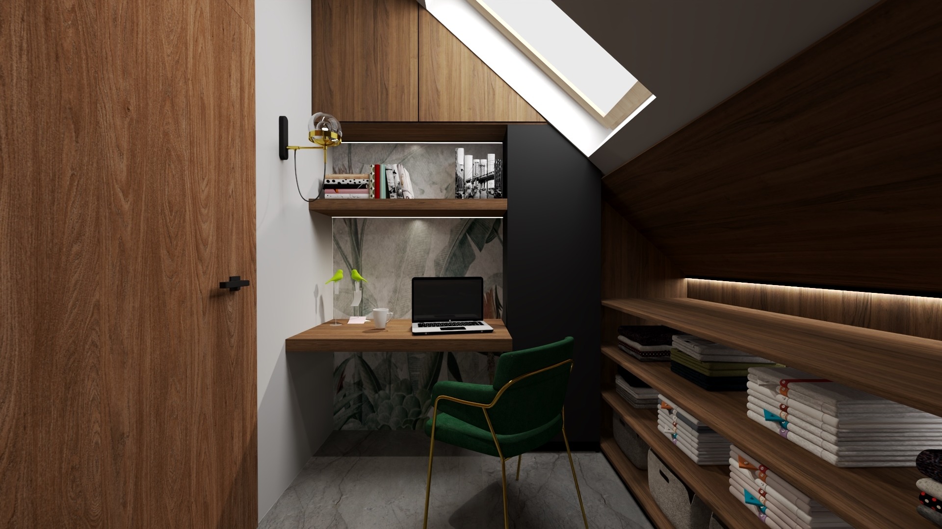 Biuro w skosach na poddaszu: drewniane biurko z laptopem i zielonym krzesłem na tle tapety w liście, oświetlenie LED, półki z poskładaną odzieżą, drzwi z drewnianą okładziną.