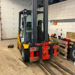 Naprawa wózka widłowego marki Jungheinrich model TFG 435s. Brak mocy i nierówna praca silnika. Kolejny pacjent uleczony.