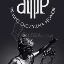 Czarno-białe zdjęcie: Statuetka Temidy z wagą w dłoni, nad nią logo Adwokatury Polskiej z napisem Prawo, Ojczyzna, Honor.