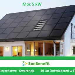 Dom jednorodzinny z panelami fotowoltaicznymi na dachu, moc instalacji 5 kW, logo SunBenefit na dole zdjęcia.