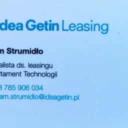 Wizytówka z danymi kontaktowymi specjalisty ds. leasingu z Idea Getin Leasing: Adam Strumidło, numer telefonu i adres e-mail.