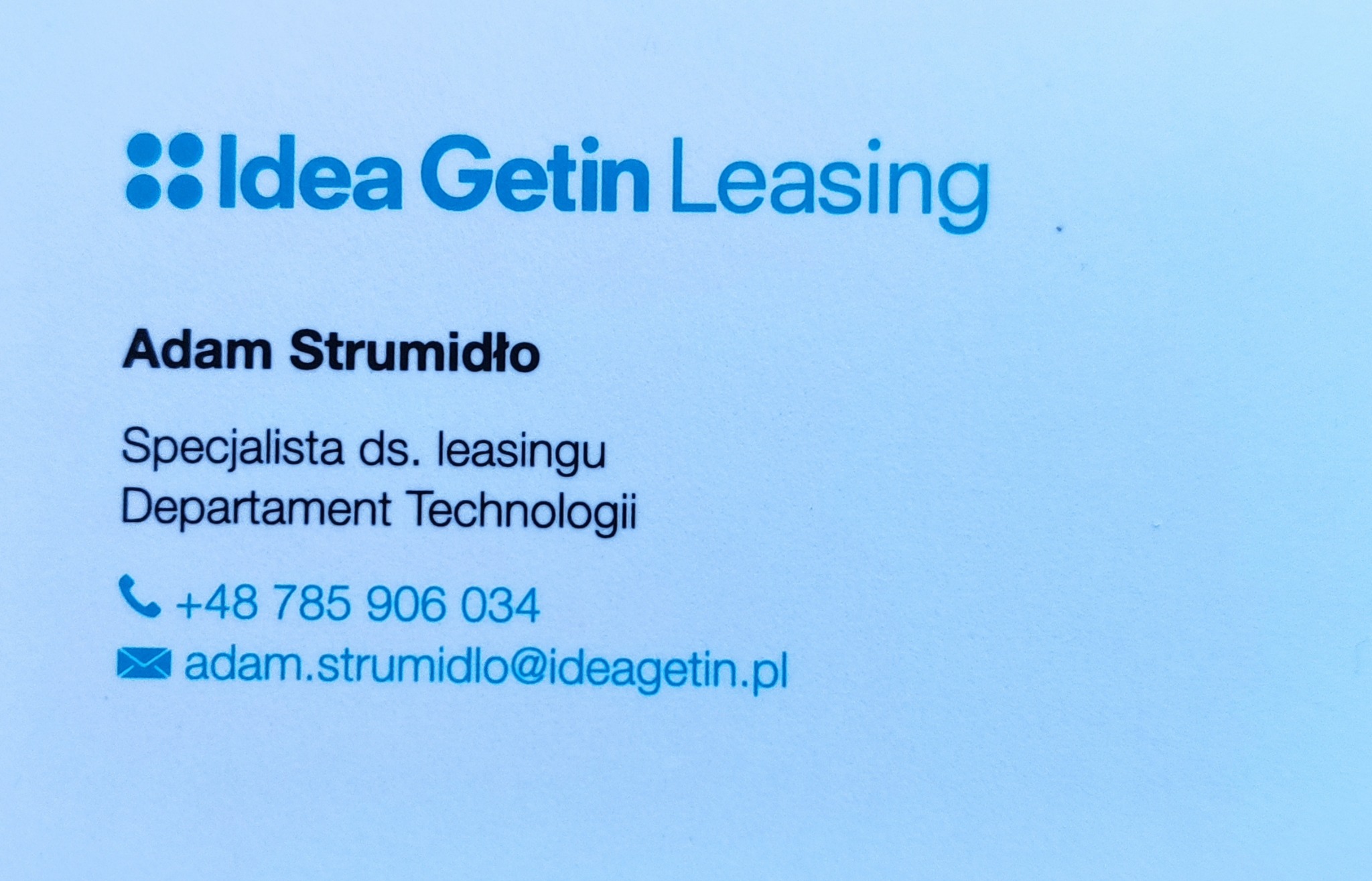 Wizytówka z danymi kontaktowymi specjalisty ds. leasingu z Idea Getin Leasing: Adam Strumidło, numer telefonu i adres e-mail.