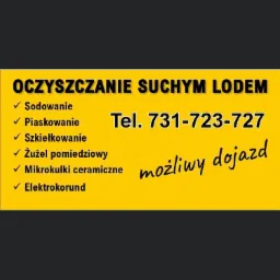 Żółta tablica reklamowa z ofertą usług czyszczenia suchym lodem, sodowania, szkiełkowania, żużla pomiedziowego, mikrokulek ceramicznych i elektrokorundu, z podanym numerem telefonu i informacją...
