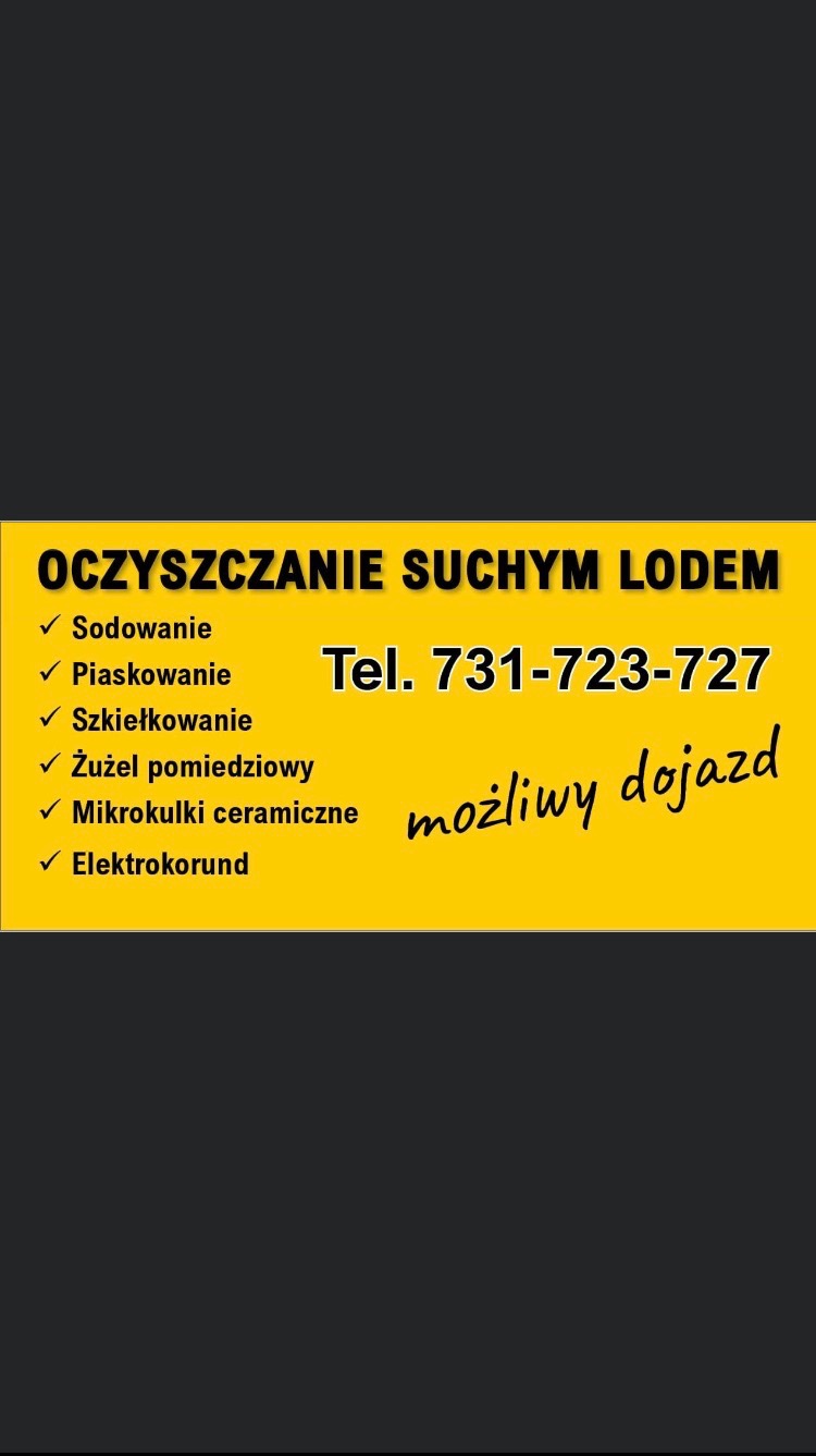 Żółta tablica reklamowa z ofertą usług czyszczenia suchym lodem, sodowania, szkiełkowania, żużla pomiedziowego, mikrokulek ceramicznych i elektrokorundu, z podanym numerem telefonu i informacją...