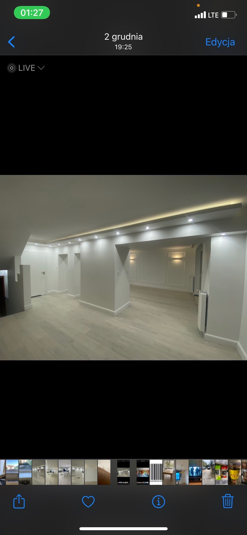 Jasne, przestronne wnętrze po remoncie, z drewnianą podłogą, białymi ścianami, oświetleniem punktowym i dekoracyjnymi listwami przypodłogowymi.