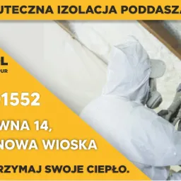 Pracownik w kombinezonie ochronnym aplikuje izolację natryskową na poddaszu, widoczna warstwa piany na krokwiach.