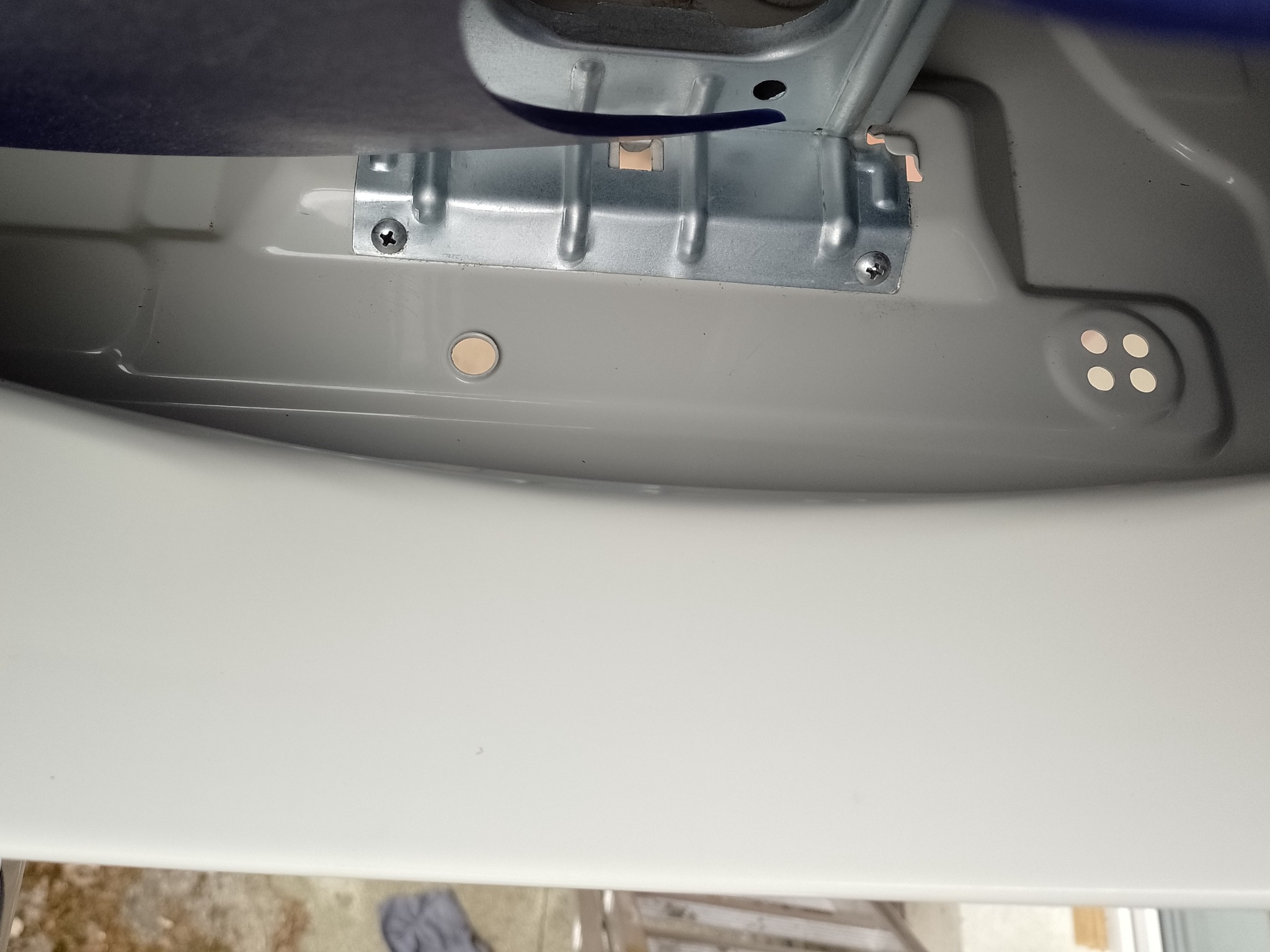 Czyścimy tacę ociekowej jednostek zewnetrznych