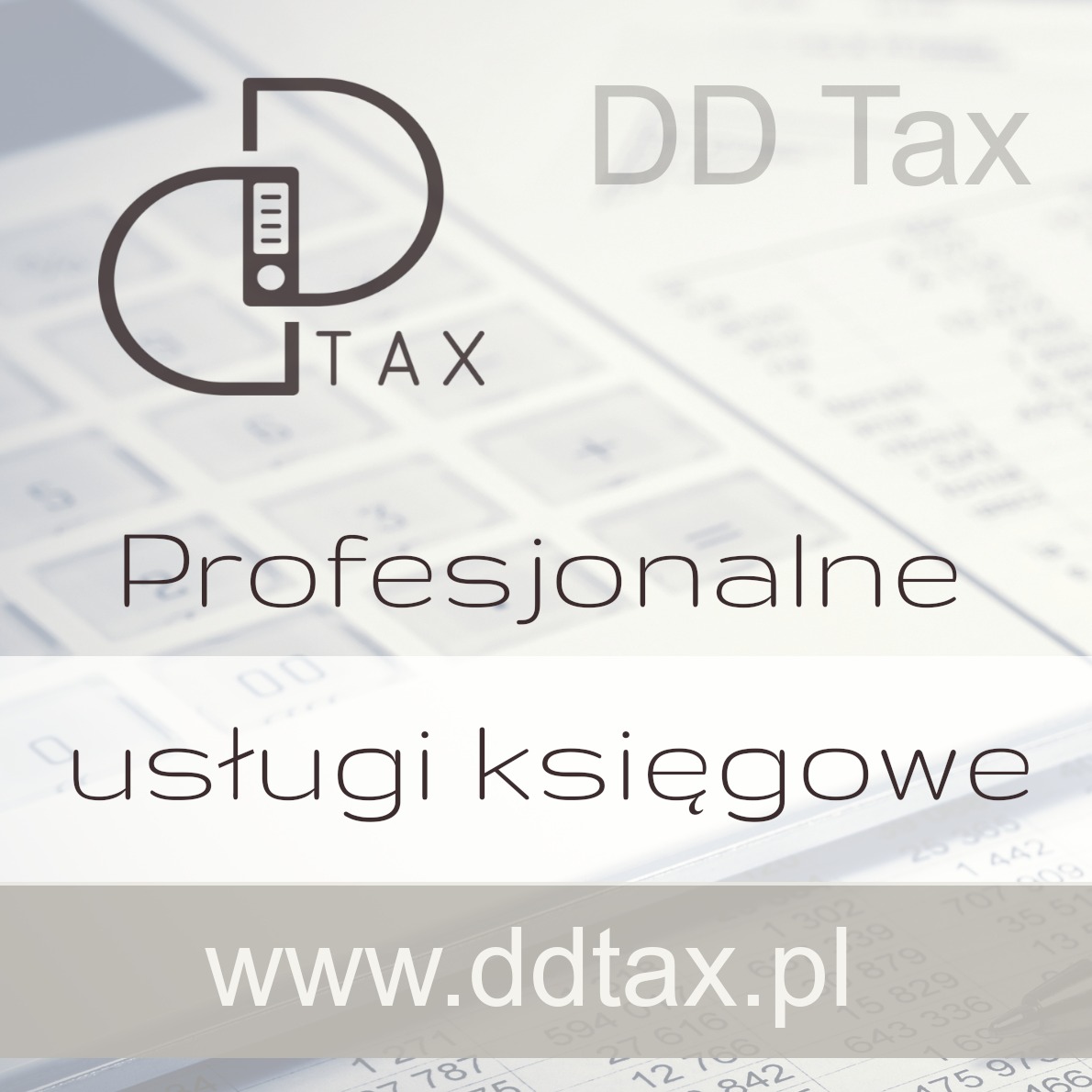 Logo firmy DD Tax z symbolem segregatora na tle kalkulatora i napisem Profesjonalne usługi księgowe oraz adresem strony internetowej.