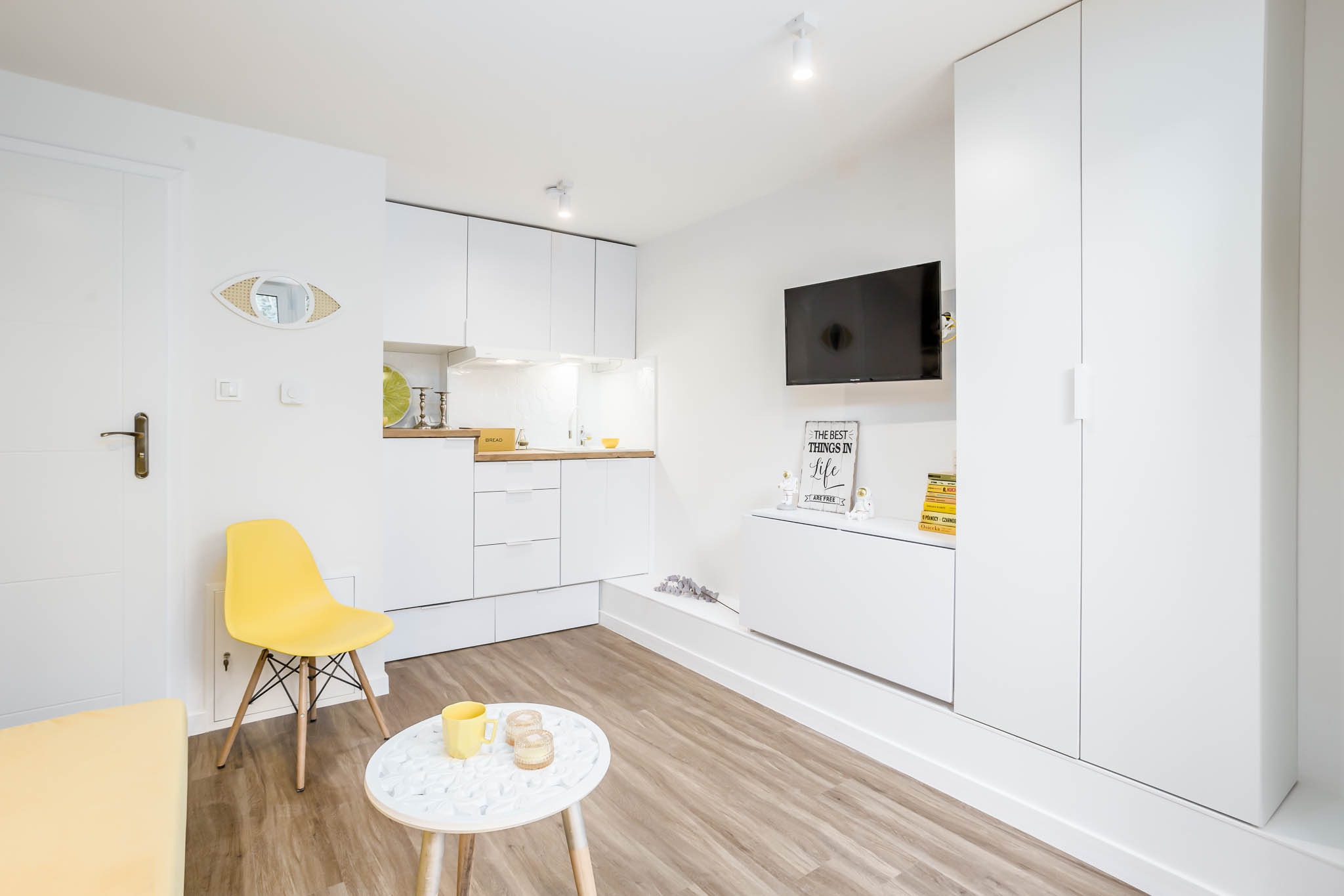 Aneks kuchenny, szafa pod wymiar oraz rozkladana komoda.