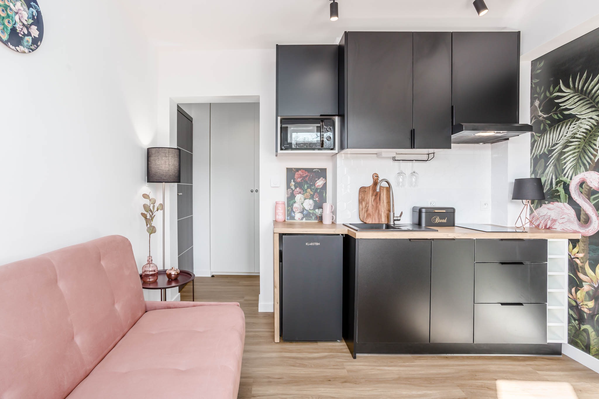 Kuchnia na wymiar i szafa wnekowa na drugim planie.