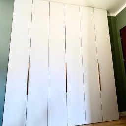 Meble Bruno spółka z o.o. - Szafa wykonana z płyty Pfleiderer U11027. Z miejscem na drążki, szuflady oraz deskę do prasowania i żelazko.