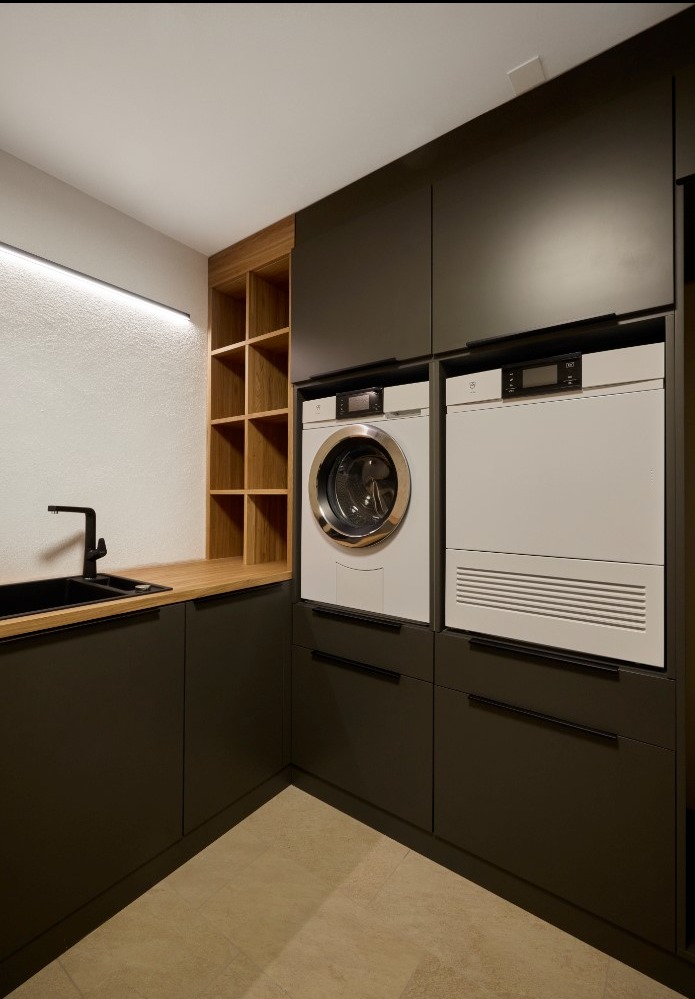 Meble wykonane dla naszego klienta ze Szwajcarii z płyty MDF lakierowanej, półki i blat drewno dębowe.