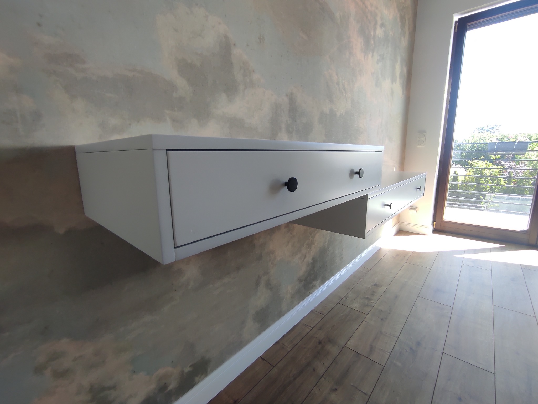 Toaletka z lakierowanego MDF na kolor RAL 9010