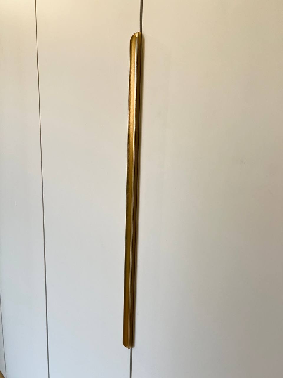 Długie złote uchwyty...