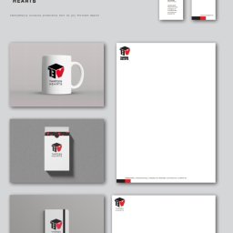 Surton Design - Prezentacja identyfikacji wizualnej marki Thirteen Hearts: kubek, wizytówki, papeteria, notatnik i opakowanie kart z logo w kolorach czerni i czerwieni na szarym tle.