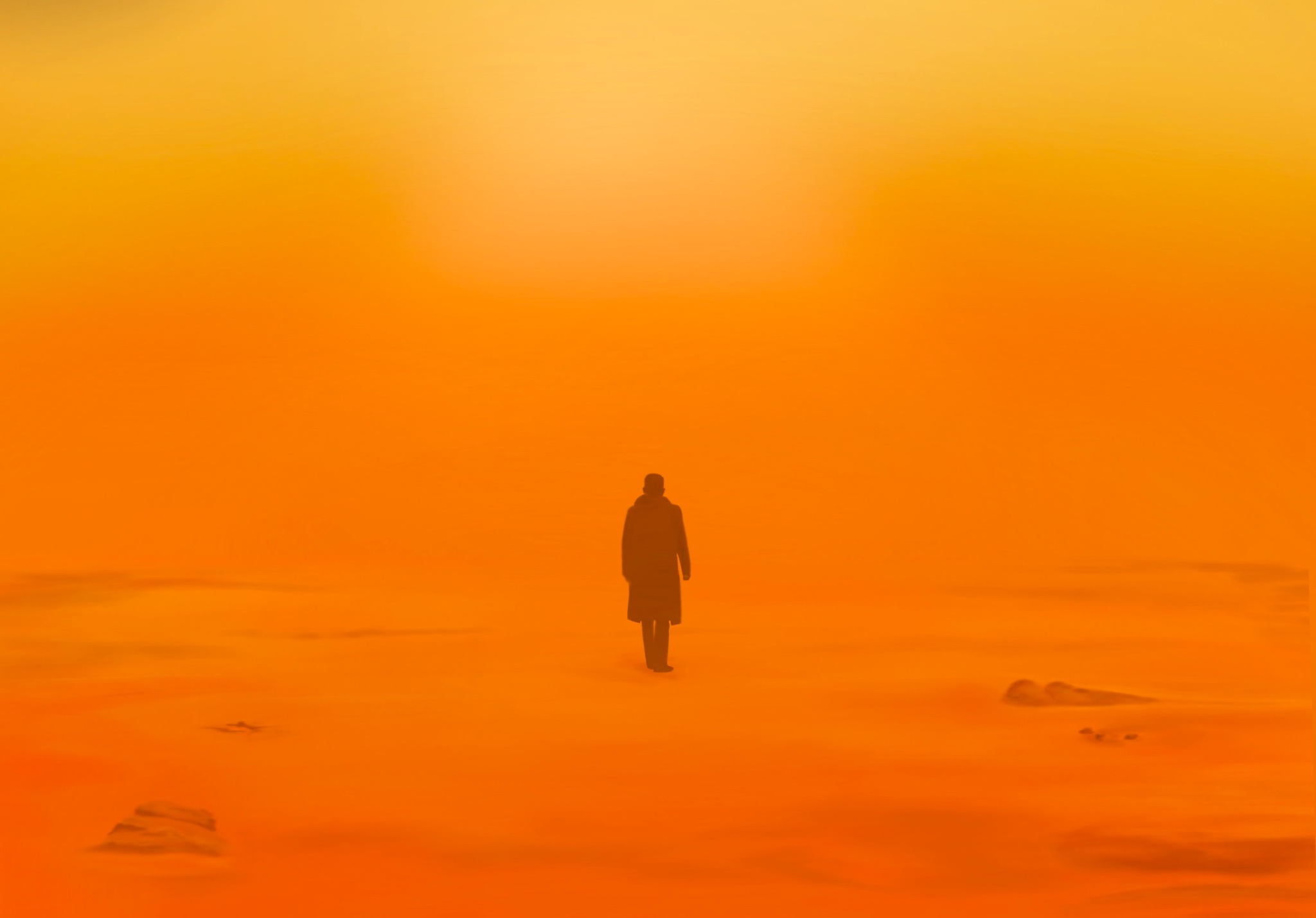 Sylwetka postaci w długim płaszczu, oddalająca się w pomarańczowej, pustynnej scenerii z rozmytymi formacjami skalnymi w tle, utrzymana w monochromatycznej tonacji.