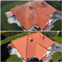 FHU Błażej Trznadel - Porównanie dachu z czerwonej dachówki przed i po czyszczeniu, widok z góry ukazuje różnicę w kolorze i usunięciu zabrudzeń, otoczenie domu z zadbanym trawnikiem i kostką brukową.