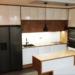 Nowoczesna kuchnia na wymiar z białymi, lakierowanymi szafkami górnymi i dolnymi z drewnianymi akcentami, wyspą kuchenną i czarną lodówką side-by-side.