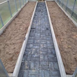 Budowanie szklarni gotowych oraz układanie malych powerzchni kostki 