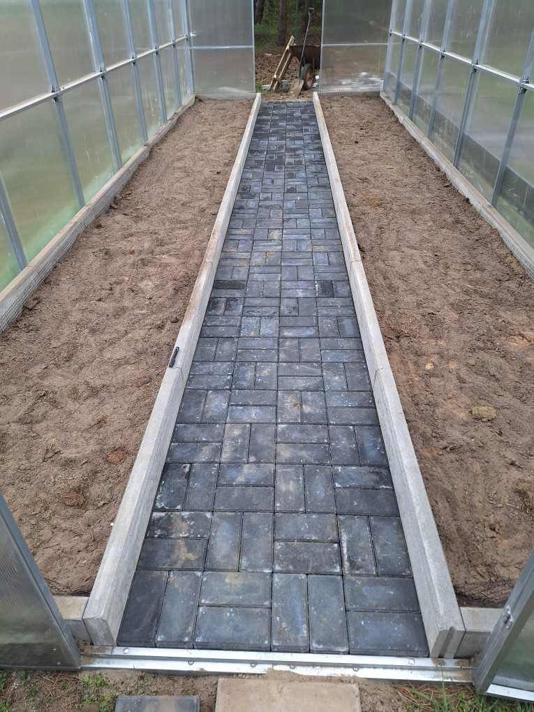 Budowanie szklarni gotowych oraz układanie malych powerzchni kostki