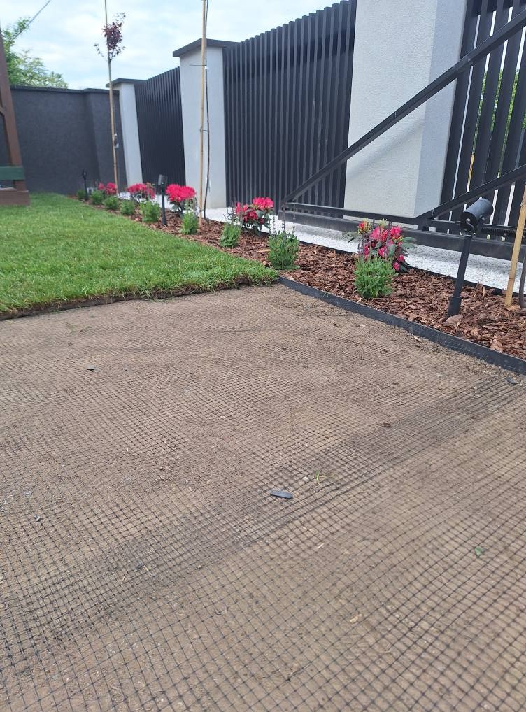 Układanie trawy z rolki