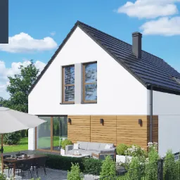 Nowoczesny dom jednorodzinny z białymi ścianami, drewnianą elewacją i ciemnym dachem, widok na taras z meblami ogrodowymi i parasolem, logo firmy deweloperskiej w lewym górnym rogu.