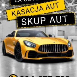 Żółty sportowy samochód na tle hali z napisem 'Skup aut' i numerem telefonu. Oferta skupu pojazdów w każdym stanie we Wrocławiu.