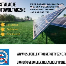 Grafika reklamowa instalacji fotowoltaicznych z widocznymi panelami słonecznymi na zielonym trawniku, hasłami 'Solidnie, Fachowo, Sprawnie' oraz danymi kontaktowymi firmy i adresem strony...