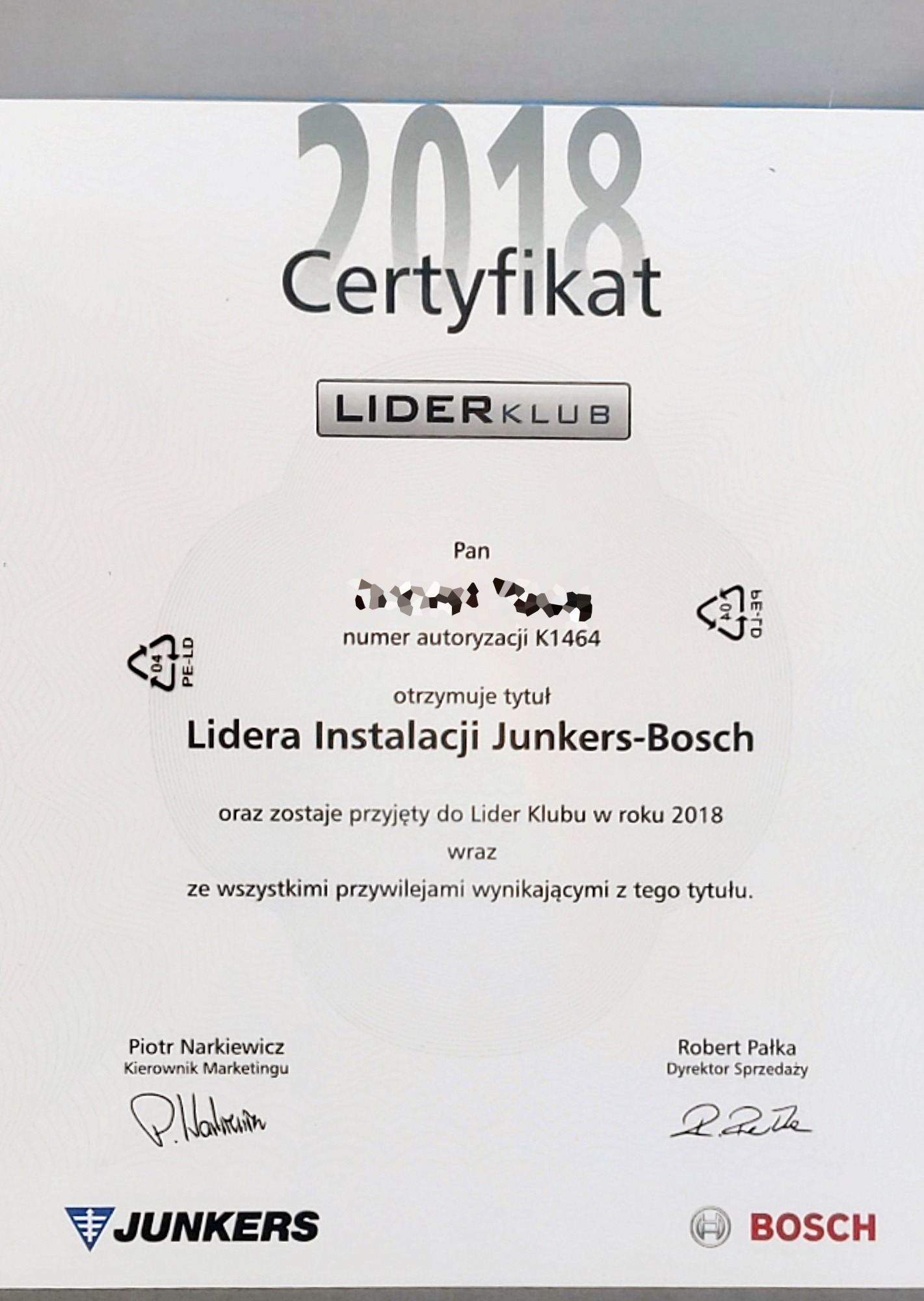 Certyfikat Lidera Instalacji Junkers-Bosch z 2018 roku, z logotypami Junkers i Bosch, podpisany przez Piotra Narkiewicza i Roberta Pałkę.