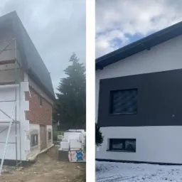 Dom w trakcie i po termomodernizacji: lewa strona z rusztowaniem, ociepleniem styropianowym i fragmentem ceglanej ściany, prawa strona z gotową, pomalowaną elewacją w odcieniach szarości i bieli.