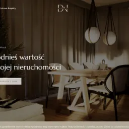 Strona internetowa z aranżacją wnętrza jadalni w stylu minimalistycznym, z drewnianym stołem, krzesłami z rattanu i wiszącymi lampami kulistymi. Widoczne menu nawigacyjne i logo firmy.