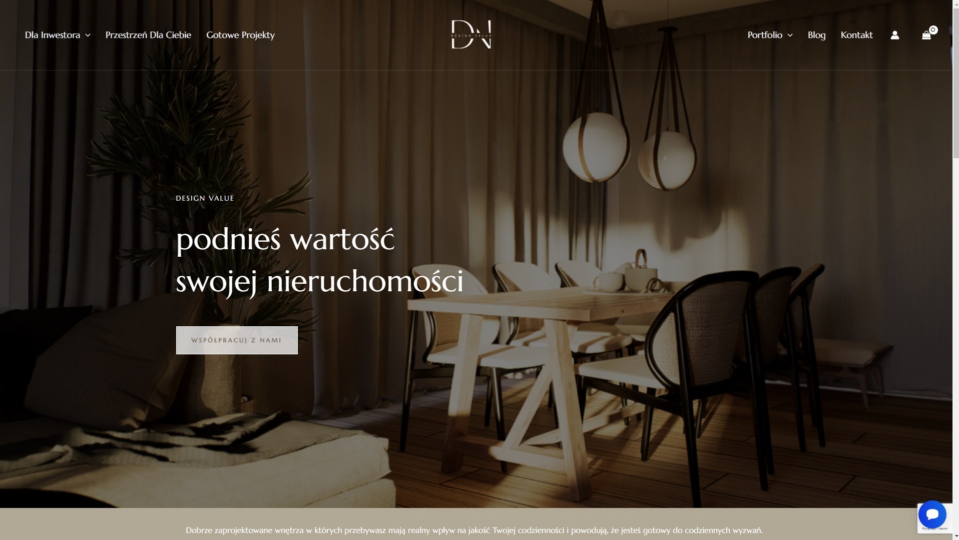 Strona internetowa z aranżacją wnętrza jadalni w stylu minimalistycznym, z drewnianym stołem, krzesłami z rattanu i wiszącymi lampami kulistymi. Widoczne menu nawigacyjne i logo firmy.