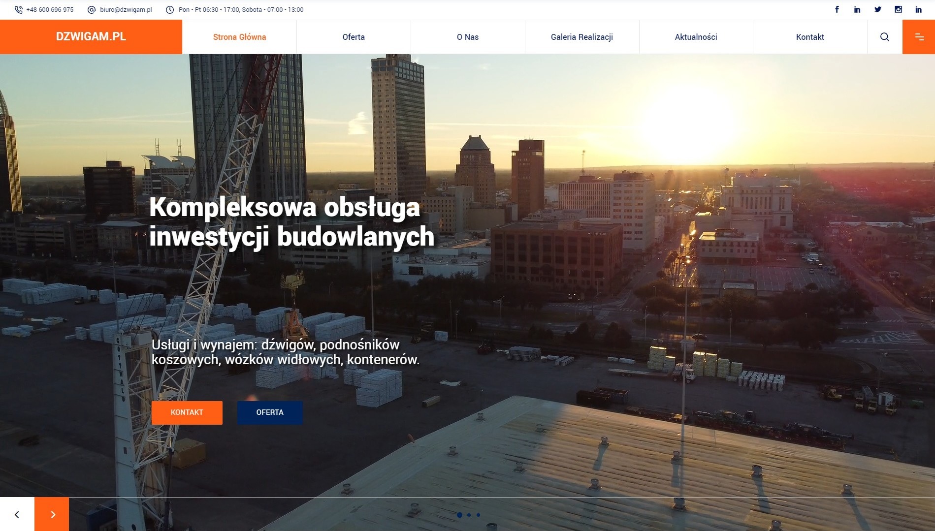 Strona internetowa firmy DZWIGAM.PL z widokiem na miasto o wschodzie słońca, oferującej kompleksową obsługę inwestycji budowlanych oraz wynajem dźwigów, podnośników i kontenerów.